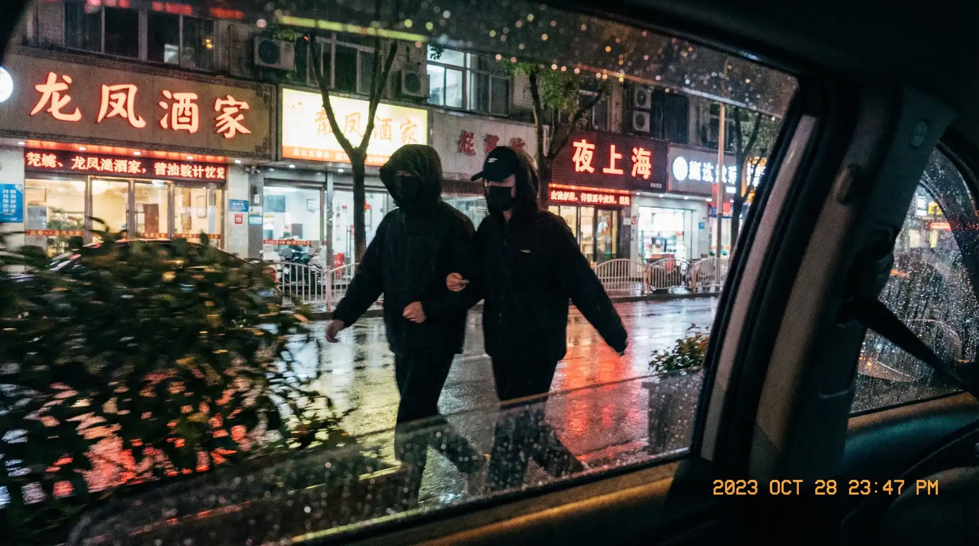 51彩娱乐 娱乐 - 顶流明星深夜密会现场抓拍照片